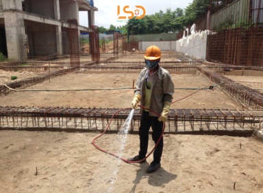 Thi công phun thuốc phòng chống mối cho toàn bộ bề mặt nền móng công trình xây dựng mới trước khi đổ sàn Thi công phun thuốc phòng chống mối cho toàn bộ bề mặt nền móng công trình xây dựng mới trước khi đổ sàn