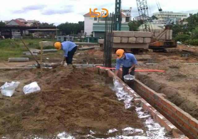 Quy trình đào hào và xử lý hóa chất xung quanh tường bao để ngăn chặn mối xâm nhập từ bên ngoài vào nhà Quy trình đào hào và xử lý hóa chất xung quanh tường bao để ngăn chặn mối xâm nhập từ bên ngoài vào nhà