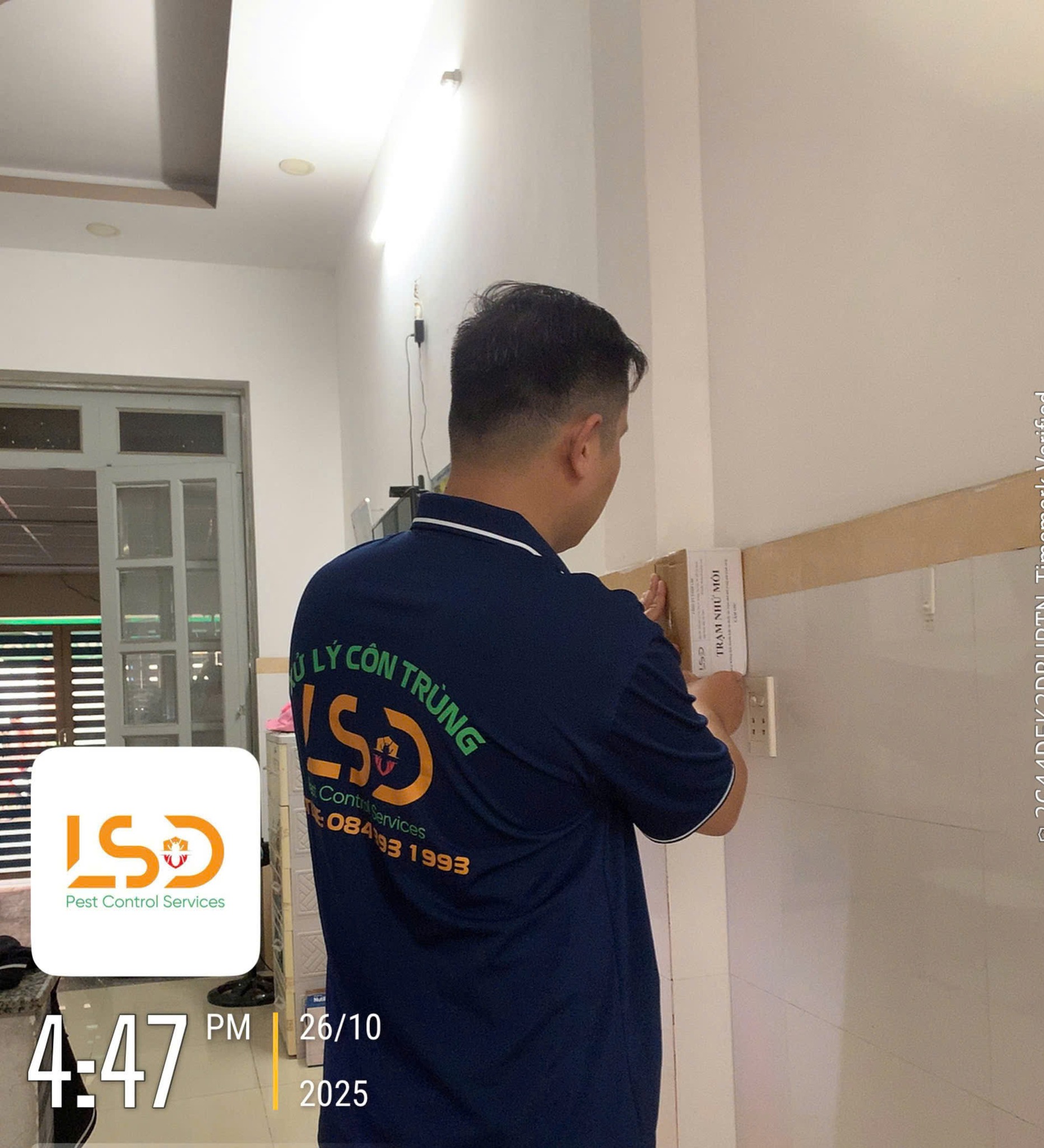 Kỹ thuật viên đồng phục đang nghiệm thu dịch vụ diệt mối tại xưởng ở Xuân Thới Thượng, Hóc Môn