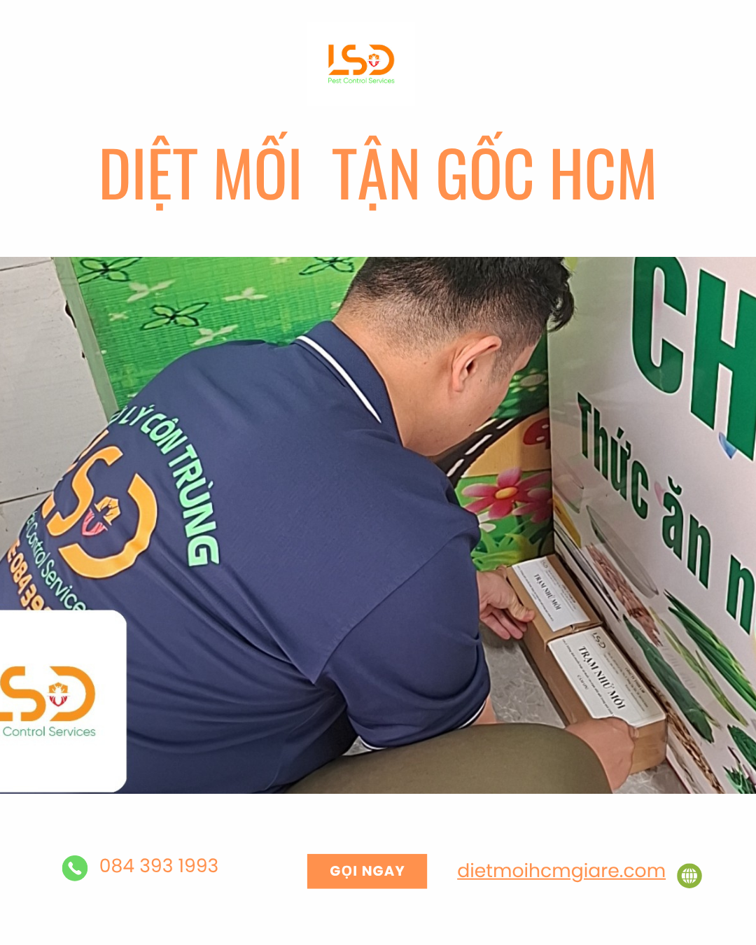 Kỹ thuật viên đặt hộp nhử sinh học tại tủ bếp chung cư