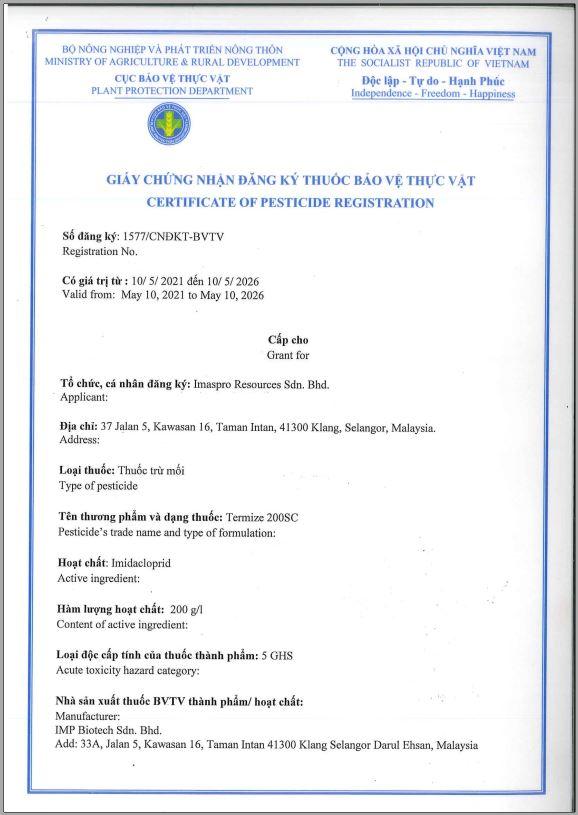 Giấy chứng nhận lưu hành thuốc của Bộ Y tế và kỹ thuật viên đang xử lý mối tại một nhà xưởng ở Củ Chi
