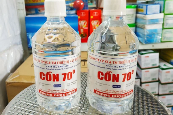 Cồn là dung dịch có khả năng tiêu diệt mối khi tiếp xúc trực tiếp