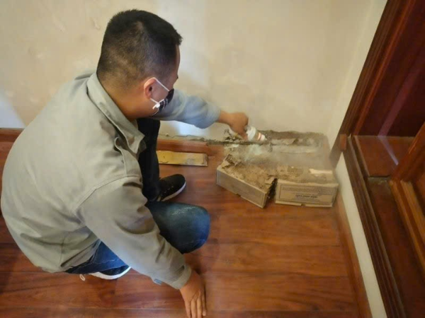 Kỹ thuật viên phun một lớp bột PMC 90 mỏng đều