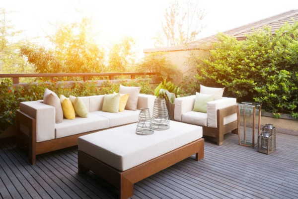 Phơi nắng là cách đơn giản giúp hạn chế mối ăn gỗ khi mối mới xuất hiện