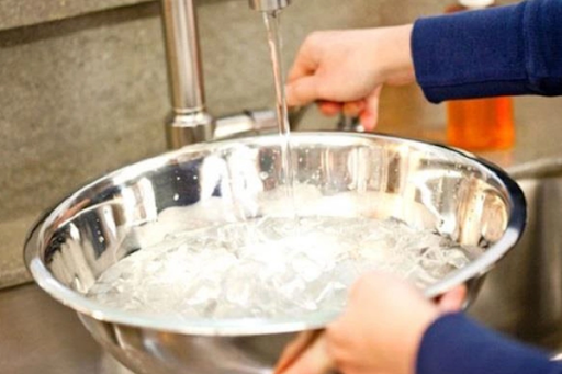 Đặt chậu nước dưới bóng đèn để bẫy mối
